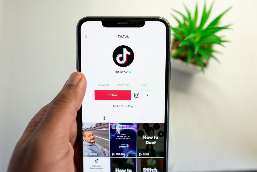 TikTok-Videos auf Smartphone