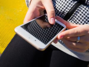 Frau benutzt Smartphone und ändert die Schriftart.
