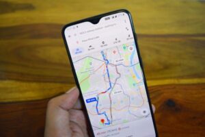 google-maps-auf-smartphone-4237764-1280-768x512