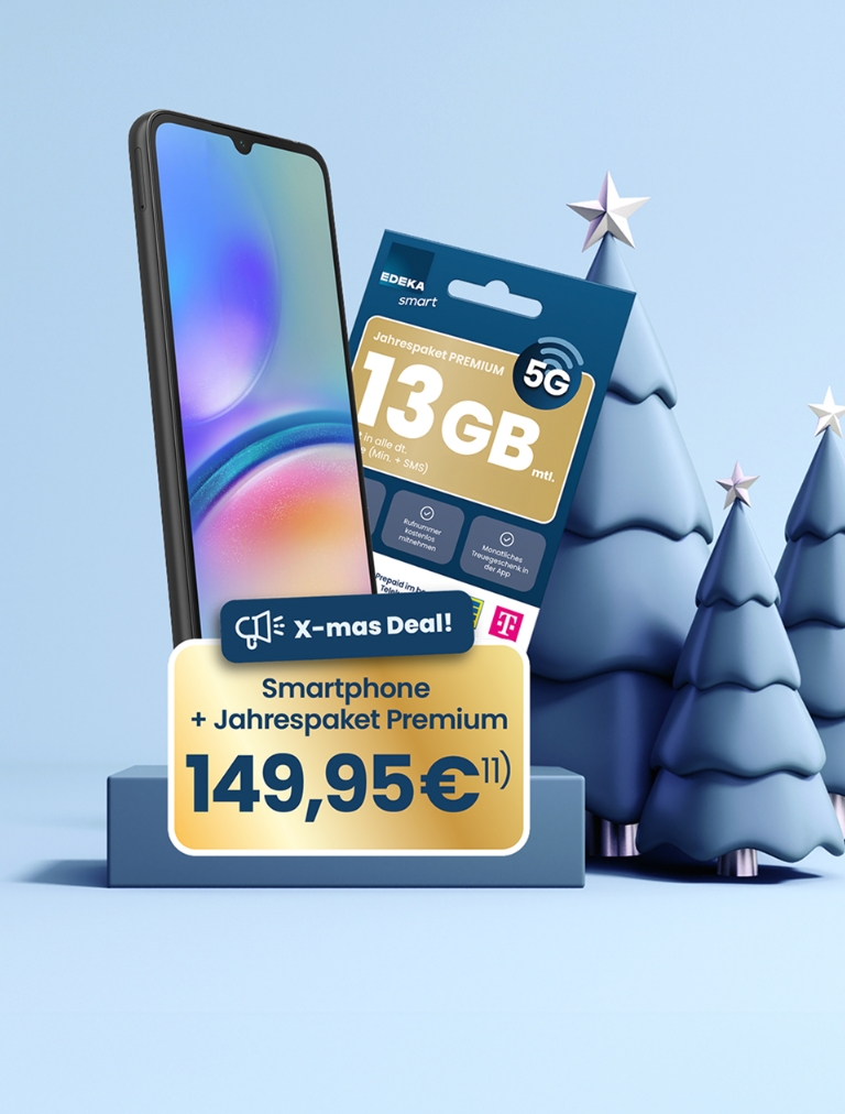 Weihnachtsmotiv mit Smartphone und EDEKA smart Jahrespaket Premium 13 GB vor dekorativen Tannenbäumen, dargestellt als X-mas Deal.